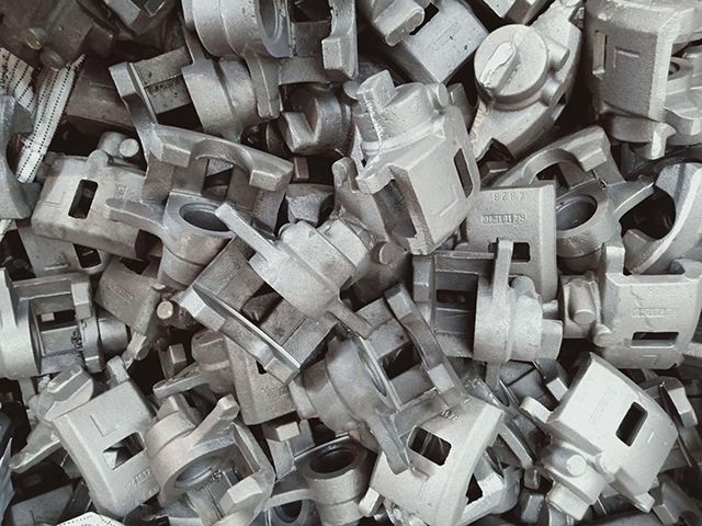 Який вміст вуглецю у виливках з ковкого чавуну?